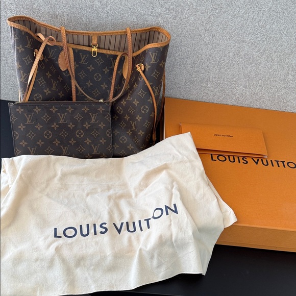 Louis Vuitton Handbags - Louis Vuitton Neverfull MM monogram